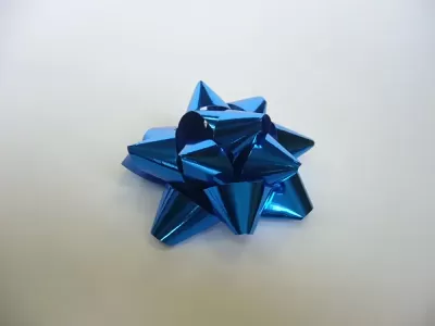Mašle na dárek - rozeta metalická modrá