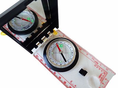 Buzola s krytom a so zrkadlom