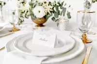 Menovky k svadobnému stolu s motýlikmi