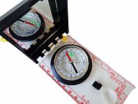 Buzola s krytom a so zrkadlom