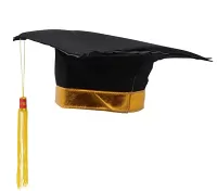 Čierny absolventský klobúk so zlatým lemom