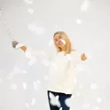 Vystřelovací konfety bílé lístky růží 60 cm