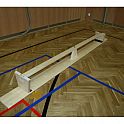 Švédská lavička tělocvičná s kladinkou, délka 1,9 m, lakovaná, hranol na žebřinu